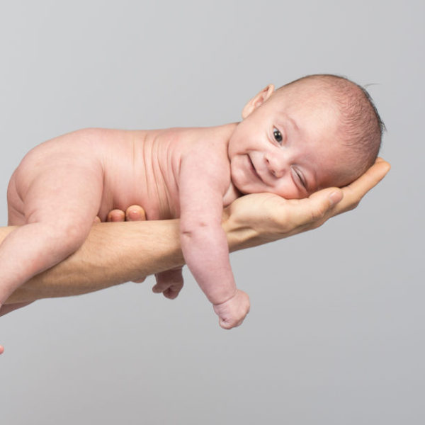 Séance photos de nouveau-né en studio à Aubagne