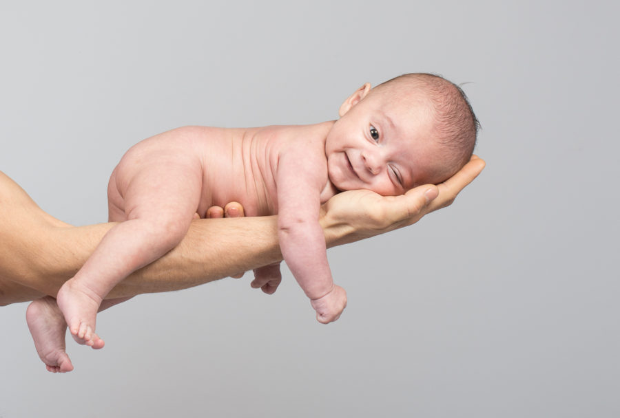 Séance photos de nouveau-né en studio à Aubagne