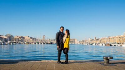 Séance photos d'engagement entre Marseille et Cassis avec un couple venu d'Asie