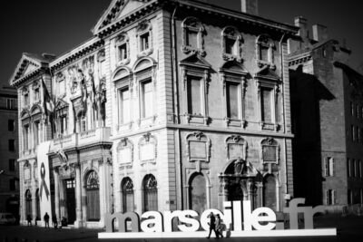 Séance d'engagement entre Marseille et Cassis avec un couple venu d'Asie