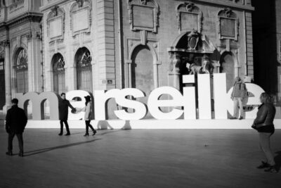 Une Séance d'engagement entre Marseille et Cassis avec un couple venu d'Asie