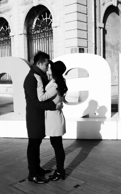 Une Séance photos d'engagement entre Marseille et Cassis avec un couple venu d'Asie