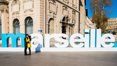 Séance photos d'engagement entre Marseille et Cassis avec un couple venu d'Asie