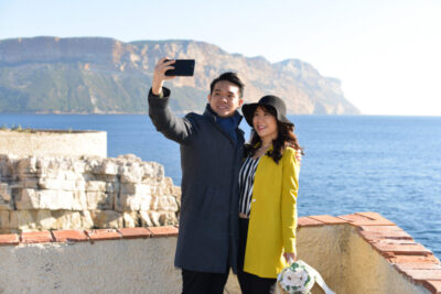 Séance photos d'engagement entre Marseille et Cassis avec un couple venu d'Asie