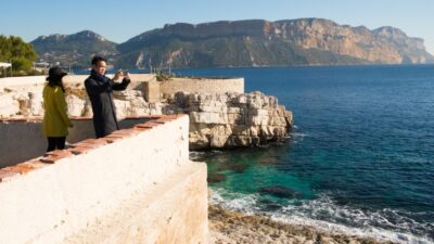 Séance photos d'engagement entre Marseille et Cassis avec un couple venu d'Asie