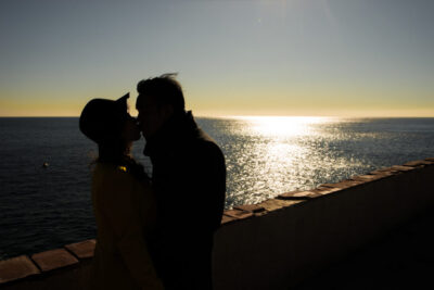 Séance photos d'engagement entre Marseille et Cassis avec un couple venu d'Asie