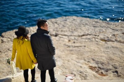 Séance photo d'engagement entre Marseille et Cassis avec un couple venu d'Asie