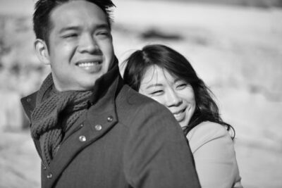 Séance photos d'engagement entre Marseille et Cassis avec un couple venu d'Asie