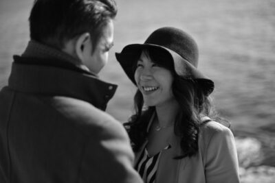 Séance photos d'engagement entre Marseille et Cassis avec un couple venu d'Asie