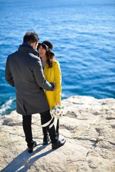 Séance photos d'engagement entre Marseille et Cassis avec un couple venu d'Asie