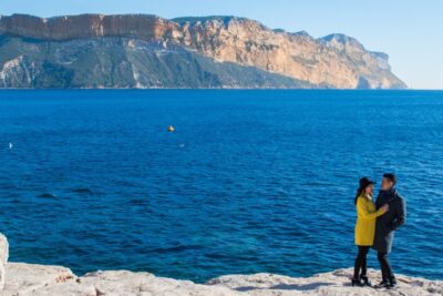 Séance photos d'engagement entre Marseille et Cassis avec un couple venu d'Asie