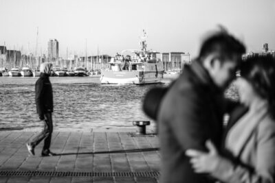 Séance photos d'engagement entre Marseille et Cassis avec un couple venu d'Asie