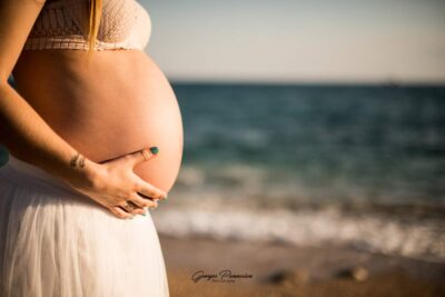 photo de grossesse en bord de mer à Cassis-Georges Panossian photographe