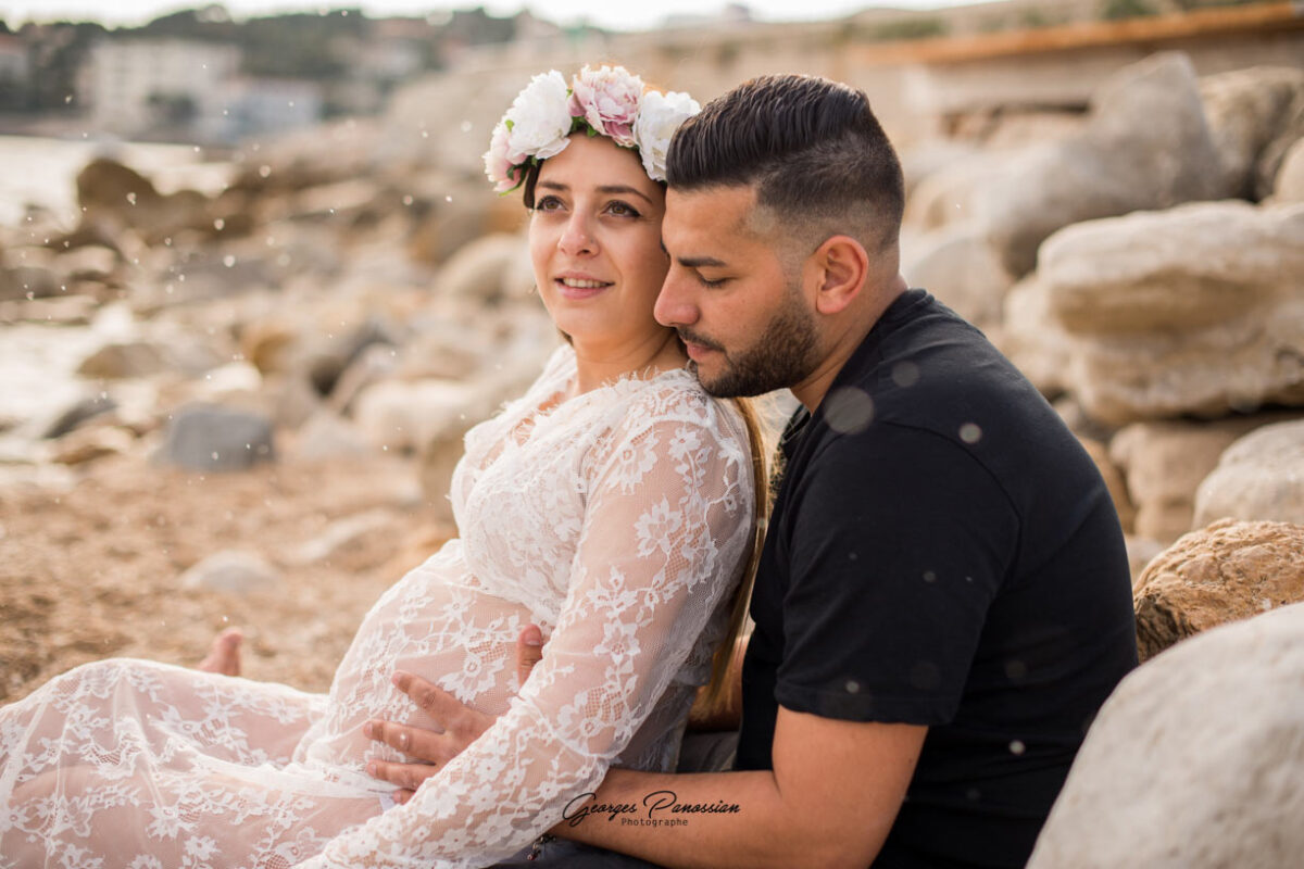 Séance photos de grossesse sur la plage avec un joli couple à Cassis