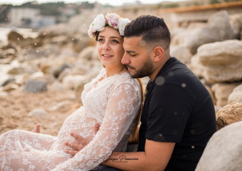 Séance photos de grossesse sur la plage avec un joli couple à Cassis