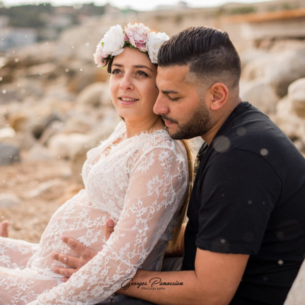 Séance photos de grossesse sur la plage avec un joli couple à Cassis